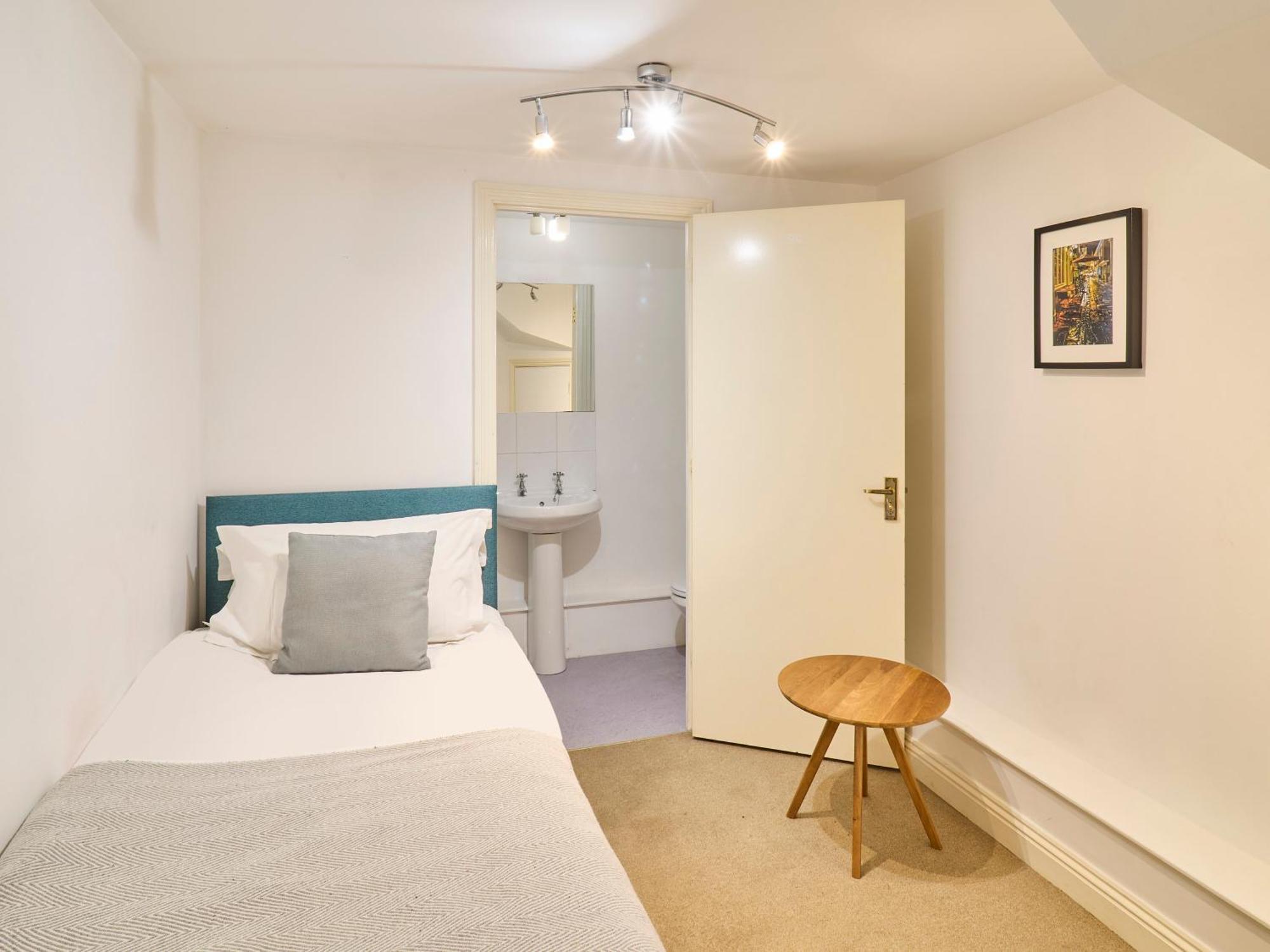 Host & - Queen's Corner Holiday home *